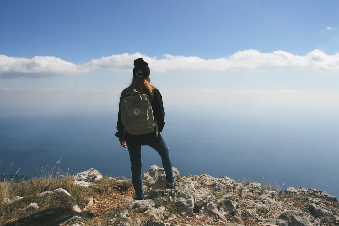 Menjelajahi Dunia, Memperkaya Pengalaman: Manfaat Belajar di Luar Kelas